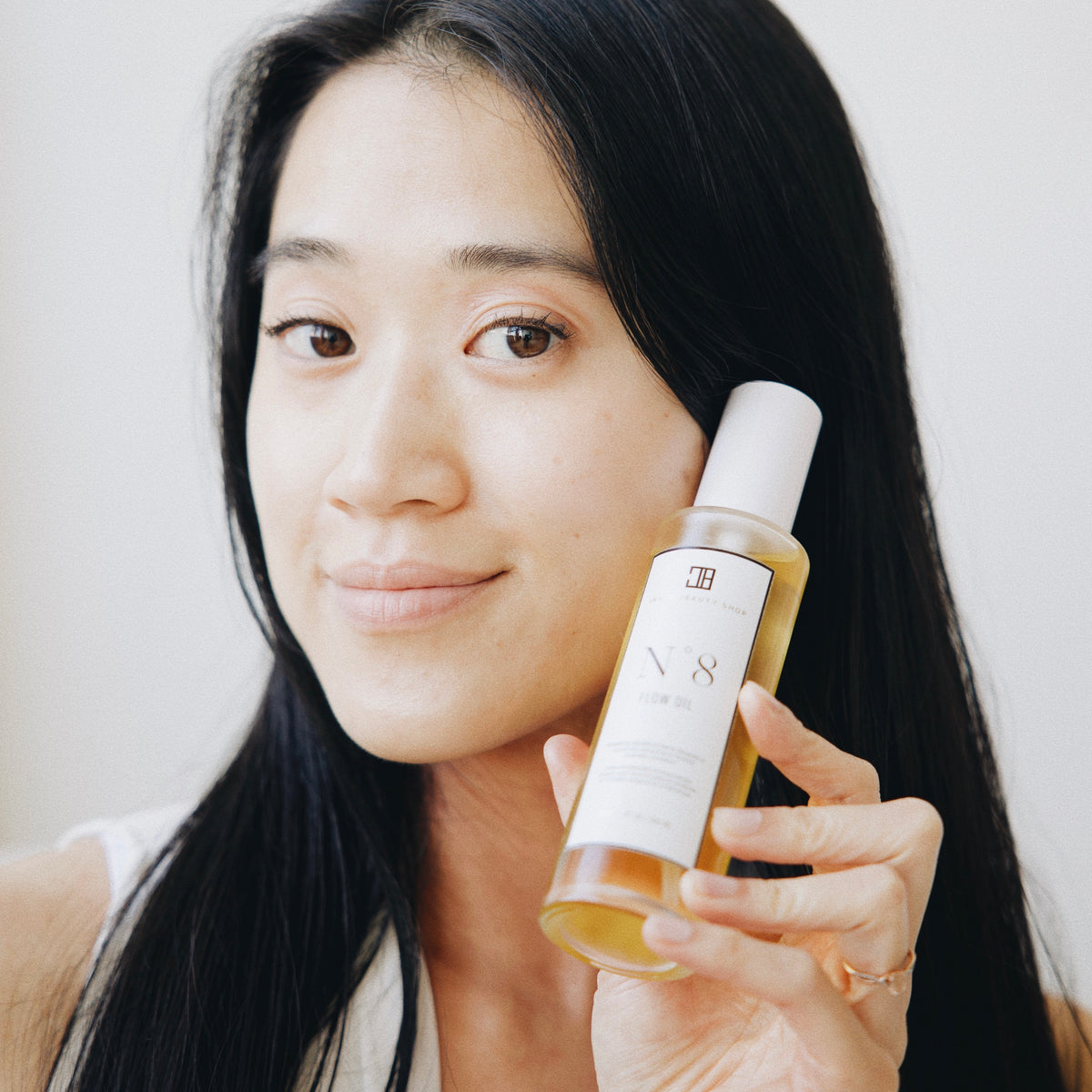 Woman holding N°8 Flow Oil