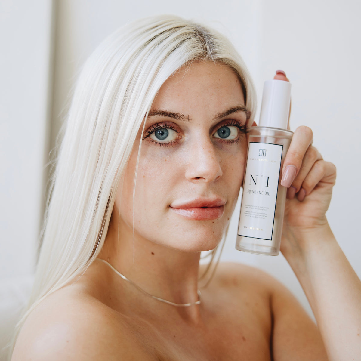 N°1 Squalane Oil & Four-Edge Gua Sha – White Jade